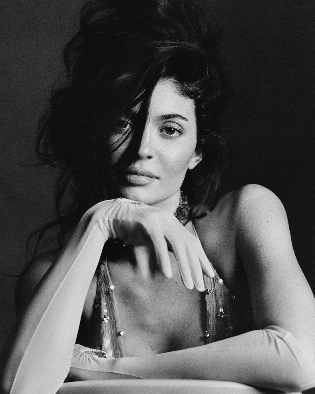 Кайли Дженнер снялась в перчатках украинского бренда для британского Vogue (фото)